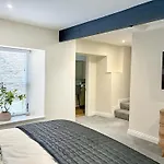 Stone's Throw * ريتشموند