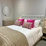 Stone's Throw بيت للعطل