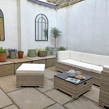 Stone's Throw Semesterbostad