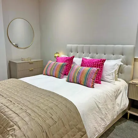 Stone's Throw بيت للعطل