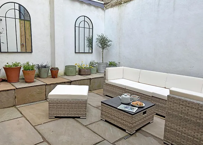 Stone's Throw Semesterbostad