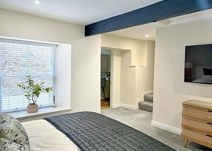 Stone's Throw * Richmond (North Yorkshire)