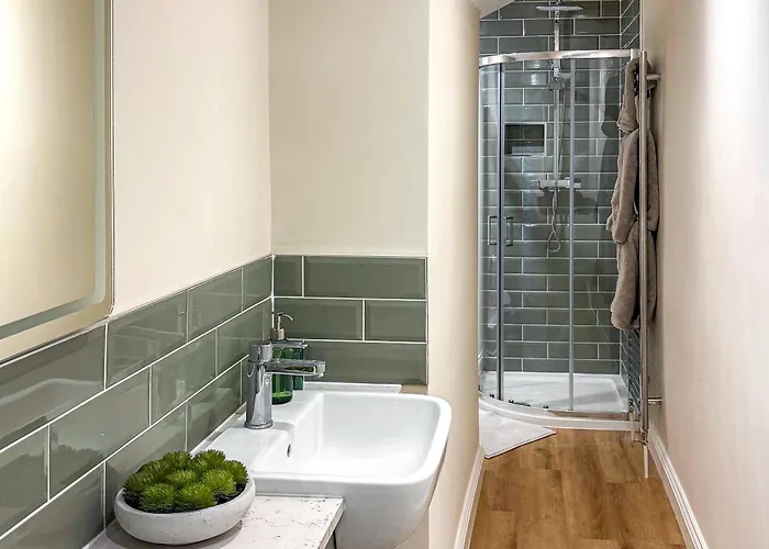 Stone's Throw * Richmond (North Yorkshire)